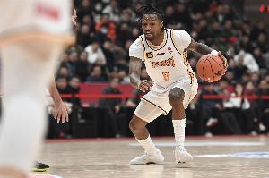 直播吧:新赛季CBA外援依旧保持4节7人次 但外援更换次数总计8次