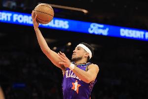 中距离很稳!布克半场9中5拿到15分5助攻