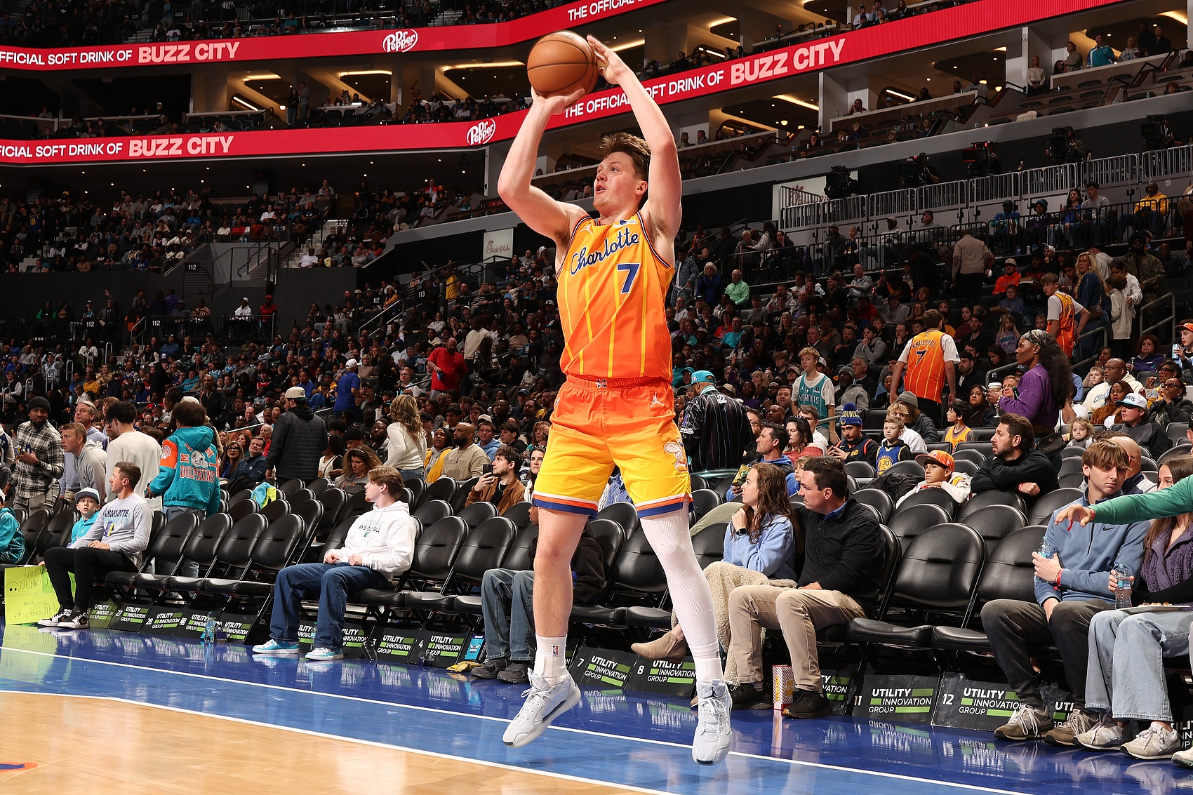 BetVictor伟德-出手很少！克尼佩尔上半场5投3中 拿到6分4篮板3助攻